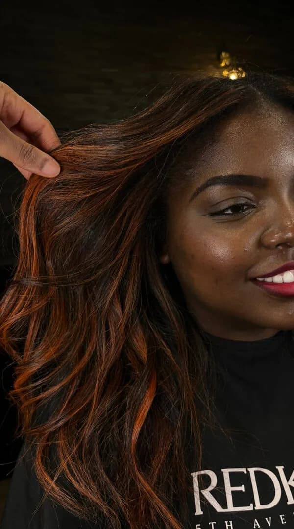 Coloration sur-mesure sur cheveux texturés chez Queen Lace